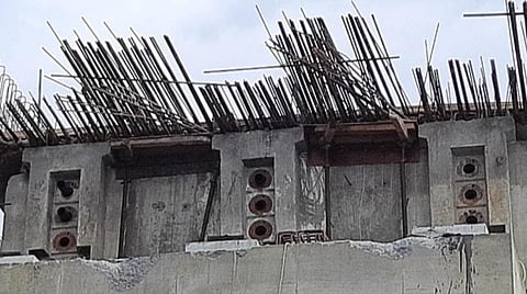 பறக்கும் பாலம் கட்டுமானப் பணியில் பயிற்சி இல்லாமல் வெளிமாநிலத் தொழிலாளர்கள் ஈடுபடுத்தப்பட்டனரா?- விசாரணை நடத்தப்படும் என நிதியமைச்சர் உறுதி