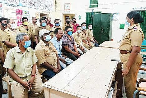 சேத்துப்பட்டு காவல் நிலையத்தில் ஆட்டோ ஓட்டுநர்களுக்கான ஆலோசனைக் கூட்டத்தில் பேசும் காவல் ஆய்வாளர் பிரபாவதி.