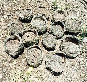 இரும்பை உருக்கி உலர்த்துவதற்காக பயன்படுத்தப்பட்ட மண் குடுவைகள்.