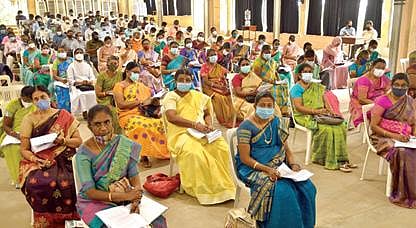 தூத்துக்குடியில் நடந்த ஆலோசனைக் கூட்டத்தில் தலைமை ஆசிரியர்கள், கல்வி அதிகாரிகள் கலந்துகொண்டனர்.  					           படம் : என்.ராஜேஷ்.