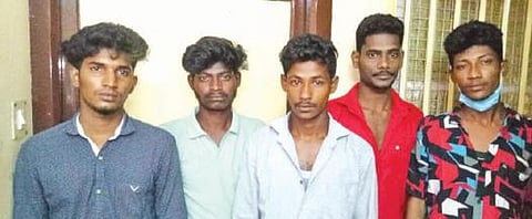 கண்டமங்கலம் அருகே நாட்டுவெடிகுண்டு வீசிய வழக்கில் கைது செய்யப்பட்ட 5 பேர்.