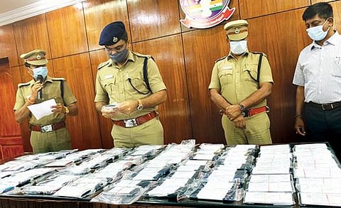 மீட்கப்பட்ட செல்போன்களுடன் எஸ்பி நாதா மற்றும் போலீஸார்.