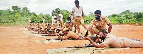 கடலூர் கேப்பர் குவாரி மலை ராமாபுரம் பயிற்சி தளத்தில் போலீஸார் துப்பாக்கி சுடும் பயிற்சியை மேற்கொண்டனர்.