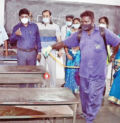 விழுப்புரம் அரசு மகளிர் மேல்நிலைப் பள்ளியில் தூய்மைப் பணிகள் நடைபெறுவதை ஆட்சியர் மோகன் ஆய்வு செய்தார்.