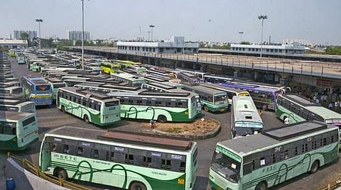 தொடர்ந்து 3 நாட்கள் விடுமுறை சொந்த ஊர்களுக்கு மக்கள் பயணம்: 300 சிறப்பு பேருந்துகள் இயக்கம்