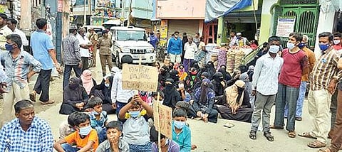 திருப்பத்தூர் பெரிய கடை தெருவில் நேற்று சாலை மறியலில் ஈடுபட்ட பொதுமக்கள்.