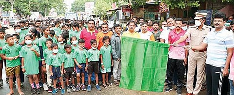 காட்பாடியில் தொடர் ஓட்டப்பந்தய போட்டியை எஸ்.பி., செல்வகுமார், விஐடி துணைத்தலைவர் ஜி.வி.செல்வம் ஆகியோர் நேற்று கொடியசைத்து தொடங்கி வைத்தனர்.