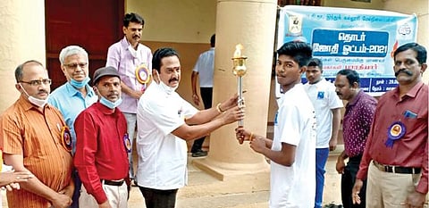 மகாகவி பாரதியாரின் நூற்றாண்டு நினைவு விழாவை முன்னிட்டு  சீவலப்பேரியில் இருந்து  தொடர் ஓட்டமாக  பாரதியார்  பயின்ற ம.தி.தா. இந்து கல்லூரி மேல்நிலைப்பள்ளி  வகுப்பறைக்கு கொண்டு வரப்பட்ட ஜோதியை   மாணவர்கள்  பள்ளி நிர்வாகத்தினரிடம் ஒப்படைத்தனர். படம்: மு.லெட்சுமி அருண்