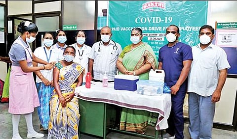 சக்தி மசாலா நிறுவன பணியாளர்களுக்கு இரண்டாவது தவணை கரோனா தடுப்பூசி  :