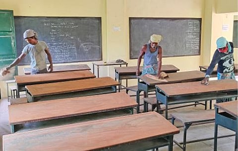 விருதுநகரில் உள்ள தங்கம்மாள் பெரியசாமி நாடார் நகராட்சி மேல்நிலைப் பள்ளியில் வகுப்புகளை சுத்தம் செய்யும் பணியாளர்கள்.