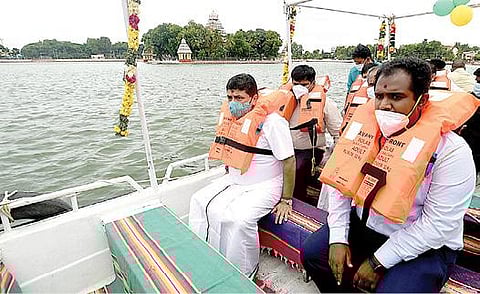 மதுரை மாரியம்மன் தெப்பக்குளத்தில் படகு சவாரியைத் தொடங்கிவைத்து பயணம் செய்த அமைச்சர் பழனிவேல் தியாகராஜன். அருகில் ஆட்சியர் எஸ்.அனீஷ்சேகர். படம்: ஆர். அசோக்