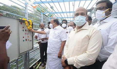 கீழணையில் இருந்து சம்பா பருவ பாசனத்துக்கு வடக்கு ராஜன் வாய்க்காலில் அமைச்சர்கள் எம்.ஆர்.கே.பன்னீர் செல்வம், சி.வெ. கணேசன் ஆகியோர் திறந்து வைத்தனர். அருகில் மாவட்ட ஆட்சியர்கள் கடலூர் கி.பாலசுப்ரமணியம், தஞ்சாவூர் தினேஷ்பொன்ராஜ் ஆலிவர்.