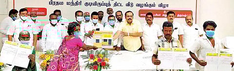 திருப்பத்தூர் மாவட்ட ஆட்சியர் அலுவலக கூட்டரங்கில் நடைபெற்ற நிகழ்ச்சியில் பயனாளிகளுக்கு நலத்திட்ட உதவிகளை வழங்கிய மாவட்ட ஆட்சியர் அமர் குஷ்வாஹா, எம்பிக்கள் கதிர்ஆனந்த், அண்ணாதுரை.