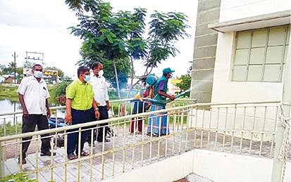 செங்கம் அடுத்த அந்தனூர் அரசு உயர்நிலை பள்ளியில் நடைபெற்று வரும் தூய்மை பணியை ஆய்வு செய்த ஊராட்சிகளின் உதவி இயக்குநர் லட்சுமி நரசிம்மன்.