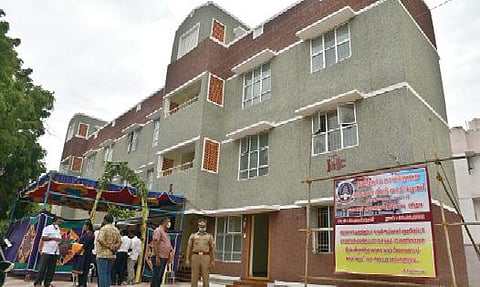 தூத்துக்குடியில் தமிழக முதல்வரால் காணொலி காட்சி மூலம் திறந்து வைக்கப்பட்ட காவலர் குடியிருப்பு. 			     படம்: என்.ராஜேஷ்