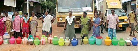 இடிந்தகரை கடற்கரை கிராமத்தில் காலி குடங்களுடன் போராட்டத்தில் ஈடுபட்ட பெண்கள்.