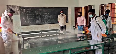 மேலப்பாளையம் காயிதே மில்லத் அரசு மேல்நிலைப்பள்ளியில் கிருமி நாசினி தெளிக்கும் பணியில் மாநகராட்சி ஊழியர்கள் ஈடுபட்டனர்.                        படம்: மு.லெட்சுமி அருண்.