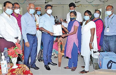 விழுப்புரம் அறிஞர் அண்ணா அரசு கலைக் கல்லூரியில் மாணவி ஒருவருக்கு கரோனா தடுப்பூசி செலுத்தியதற்கான சான்றிதழை ஆட்சியர் மோகன் வழங்கினார்.