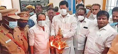 விழுப்புரம் புதிய தீயணைப்பு நிலையத்தில் லட்சுமணன் எம்எல்ஏ  குத்துவிளக்கேற்றினார். அருகில் விக்கிரவாண்டி எம்எல்ஏ புகழேந்தி உள்ளிட்டோர்.