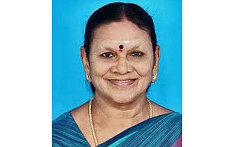 முன்னாள் அமைச்சர் சரோஜா மீது புகார்