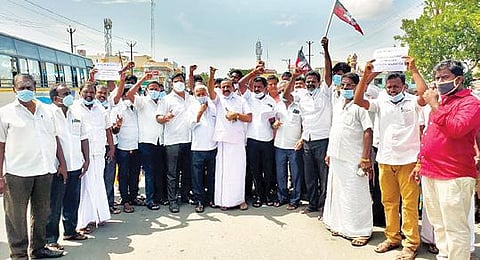 திருவண்ணாமலையில் ஆர்ப்பாட்டத்தில் ஈடுபட்ட அதிமுகவினர்.