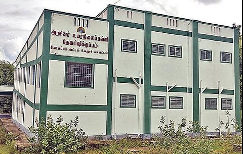 தேவரிஷிகுப்பம் கிராமத்தில் அடிப்படை வசதிகள் இல்லாமல் 6 ஆண்டுகளாக கட்டப்பட்டு வரும்  அரசினர் உயர்நிலை பள்ளி.