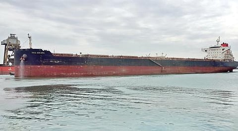 தூத்துக்குடி வஉசி துறைமுகத்துக்கு சுண்ணாம்புக்கல் ஏற்றி வந்த எம்.வி. இன்ஸ் அங்காரா என்ற கப்பல்.