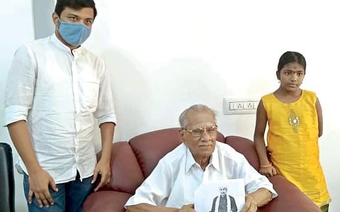 வ.உ.சி.யின் மூத்தமகன் வ.உ.சி. ஆறுமுகத்தின் மகள் செண்பகவல்லியின் கணவர் வெள்ளைச்சாமி திருநெல்வேலி மாவட்ட ஆட்சியர் அலுவலகத்தில் மனு அளித்தார்.