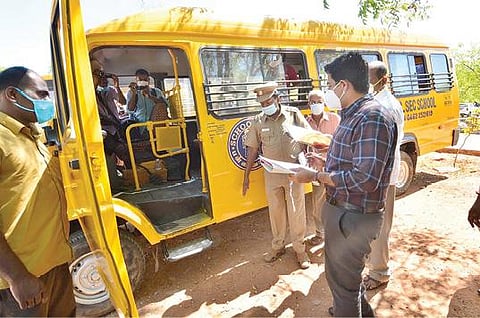 பள்ளி, கல்லூரிகளில் நேரடி வகுப்புகள் இன்று தொடங்கவுள்ள நிலையில் தனியார் பள்ளி, கல்லூரி வாகனங்களில் திருநெல்வேலி மாவட்ட ஆட்சியர் வே.விஷ்ணு ஆய்வு மேற்கொண்டார். 		            படம்: மு.லெட்சுமி அருண்.