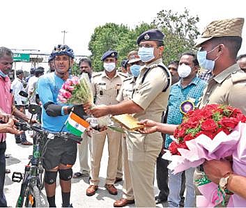 சிஆர்பிஎப் வீரர்களின் சைக்கிள் பேரணியை தருமபுரியில் மாவட்ட காவல் கண்காணிப்பாளர் கலைச்செல்வன் வழியனுப்பி வைத்தார். அடுத்தபடம்: கிருஷ்ணகிரிக்கு வந்த சிஆர்பிஎப் வீரர்களுக்கு, எஸ்பி சாய் சரண் தேஜஸ்வி பூங்கொத்து கொடுத்து வரவேற்றார்.