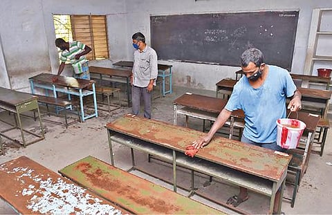 சேலம் கோட்டை அரசு மகளிர் மேல்நிலைப்பள்ளியில் கரோனா பரவல் தடுப்பு முன்னெச்சரிக்கை நடவடிக்கையாக வகுப்பு அறைகளில் நேற்று தூய்மைப் பணி மேற்கொள்ளப்பட்டது.			   படம்: எஸ்.குரு பிரசாத்