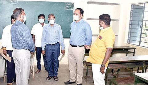 திருவள்ளூர் அருகே உள்ள சதுரங்கப்பேட்டை அரசு உயர்நிலைப் பள்ளியில்  செய்யப்பட்டுள்ள முன்னேற்பாடுகள் குறித்து மாவட்ட ஆட்சியர் ஆல்பி ஜான் வர்கீஸ் ஆய்வு மேற்கொண்டார்.