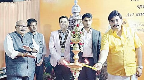 மாமல்லபுரத்தில் சுற்றுலாத் துறை மற்றும் தனியார் அமைப்பினர் பங்கேற்ற ஆலோசனைக் கூட்டத்தை குத்துவிளக்கேற்றித் தொடங்கிவைத்தார் சுற்றுலாத் துறை அமைச்சர் மதிவேந்தன்.