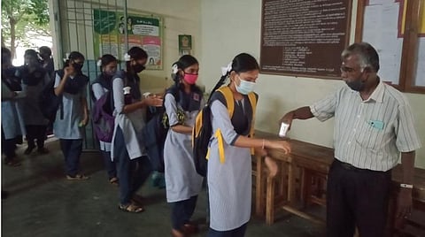 புதுவையில் பள்ளிகள் திறப்பு: கரோனா விதிமுறைகளைப் பின்பற்றி மாணவர்கள் அனுமதி