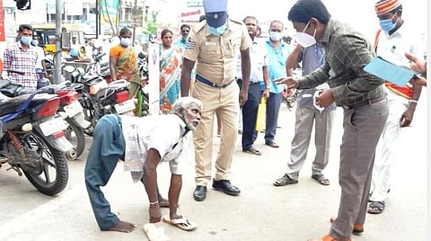 10 ஆண்டுகளாக மூன்று சக்கர சைக்கிள் வேண்டிப் போராடிய மாற்றுத்திறனாளிக்கு 10 நிமிடத்தில் கோரிக்கையை நிறைவேற்றிய ஆட்சியர் மோகன்.