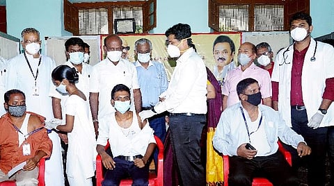 தடுப்பூசி முகாமை ஆய்வு செய்த அமைச்சர் மா.சுப்பிரமணியன்.