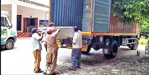 வேலூரில் இருந்து திருப்பத்தூர் மாவட்டத்துக்கு மின்னணு வாக்குப்பதிவு இயந்திரங்கள் தனி வாகனம் மூலம் நேற்று அனுப்பி வைக்கப்பட்டன.