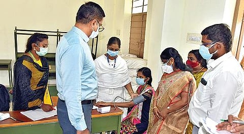 அகரம் பகுதியில் உள்ள டாக்டர்.எம்ஜிஆர் கலை மற்றும் அறிவியல் கல்லூரியில் தடுப்பூசி போடும் பணியை ஆட்சியர் குமாரவேல் பாண்டியன் ஆய்வு செய்தார்.