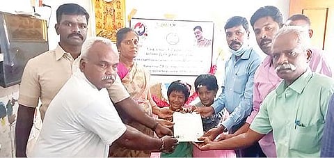 உயிரிழந்த உதவி காவல் ஆய்வாளர் செல்வராஜ் மனைவி கோமதியிடம் எல்ஐசி காப்பீட்டுக்கான ஆவணங்களை வழங்கிய காவலர்கள்.