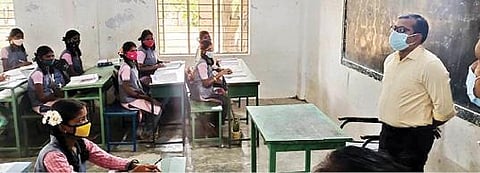 ஊரடங்கு தளர்வுக்கு பிறகு நேற்று பள்ளி, கல்லூரிகள் திறக்கப்பட்டன. அதன்படி, வேலூர் தொரப்பாடி அரசு மேல்நிலைப்பள்ளியில் மாவட்ட ஆட்சியர் குமாரவேல் பாண்டியன் நேற்று ஆய்வு செய்தார். அடுத்த படம்: ராணிப்பேட்டை மாவட்டம் வாலாஜா அரசுப்பள்ளியில் மாவட்ட ஆட்சியர் கிளாட்ஸ்டன் புஷ்பராஜ் ஆய்வு செய்தார். கடைசிப் படம்:  நாட்றாம்பள்ளியில் உள்ள அரசு மகளிர் பள்ளியில் மாவட்ட ஆட்சியர் அமர் குஷ்வாஹா நேற்று ஆய்வு நடத்தி கரோனா விதிமுறைகளை மாணவிகள் பின்பற்ற வேண்டும் என அறிவுரை வழங்கினார்.