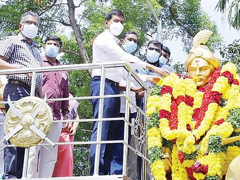 நெற்கட்டும்செவலில் விடுதலை போராட்ட வீரர்  பூலித்தேவன் சிலைக்கு மாவட்ட ஆட்சியர் ச.கோபால சுந்தர ராஜ் மாலை அணிவித்து மரியாதை செலுத்தினார்.