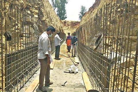 பெத்தநாயக்கன்பாளையம் அருகே கைக்கான் வளவு திட்டப்பணிக்காக கான்கிரீட் கால்வாய் அமைக்கும் பணி விறுவிறுப்பாக நடைபெற்று வருகிறது.