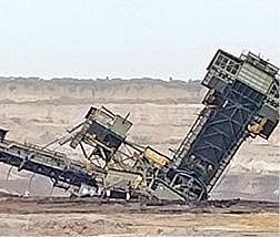 நெய்வேலி என்எல்சி இரண்டாவது சுரங்கத்தில் மண்கொட்டும் இயந் திரம் சரிந்துள்ளது.