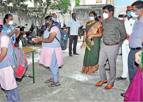 கடலூர் திருப்பாதிரிபுலியூர் அரசு பெண்கள் மேல்நிலைப்பள்ளியில் மாணவிகளுக்கு உடல் வெப்பநிலை பரிசோதனை செய்யப்பட்டது.