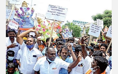 விநாயகர் சதுர்த்தி விழாவை உரிய கட்டுப்பாடுகளுடன் நடத்துவதற்கும், பெரிய விநாயகர் சிலைகளை விற்பனை செய்வதற்கும் அனுமதி வழங்கக் கோரி, சட்டப்பேரவை கூட்டம் நடைபெறும் கலைவாணர் அரங்கம் முன்பு குலாலர் சாலிவாகணன் மக்கள் இயக்கம், தமிழ்நாடு மண்பாண்டம், விநாயகர் சிலை தயாரிக்கும் தொழிலாளர்கள் சங்கத்தினர் சாலை மறியலில் ஈடுபட்டனர்.படங்கள்: க.ஸ்ரீபரத்