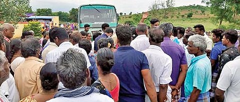 தண்டராம்பட்டு அடுத்த மேல்பாச்சார் கிராமத்தில் உள்ள டாஸ்மாக் மதுபானக் கடையை அகற்றக்கோரி நேற்று சாலை மறியலில் ஈடுபட்ட கிராம மக்கள்.