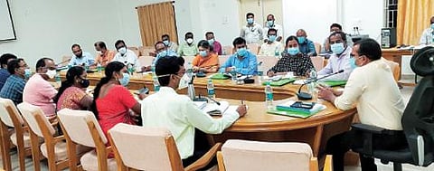 தேர்தல் நடத்தும் அலுவலர்கள், உதவி தேர்தல் நடத்தும் அலுவலர்களுக்கான பயிற்சி வகுப்பில் பேசும் திருப்பத்தூர் மாவட்ட ஆட்சியர் அமர் குஷ்வாஹா. அருகில், திட்ட இயக்குநர் செல்வராசு உள்ளிட்டோர்.