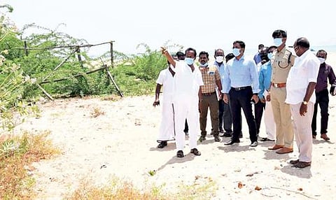 திருச்செந்தூர் கோயிலுக்கு நகரின் எல்லையில் இருந்து தனியாக புறவழிச்சாலை அமைப்பது தொடர்பாக மாவட்ட ஆட்சியர் கி.செந்தில்ராஜ்  ஆய்வு செய்தார்.