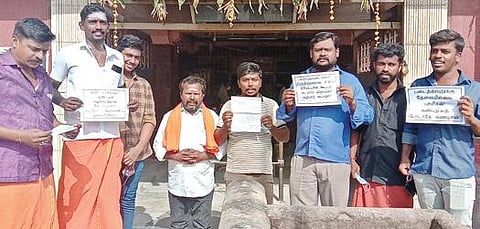 தூத்துக்குடி 2-ம் கேட் அருகேயுள்ள வரத விநாயகர் கோயிலில் மனு அளித்த இந்து முன்னணி நிர்வாகிகள். 			     படம்: என்.ராஜேஷ்