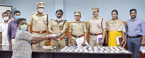 திருநெல்வேலியில் போலீஸாரால் கண்டுபிடிக்கப்பட்ட செல்போனை உரியவரிடம் ஒப்படைக்கிறார் மாநகர காவல் ஆணையர் செந்தாமரைகண்ணன்.படம் மு. லெட்சுமி அருண்